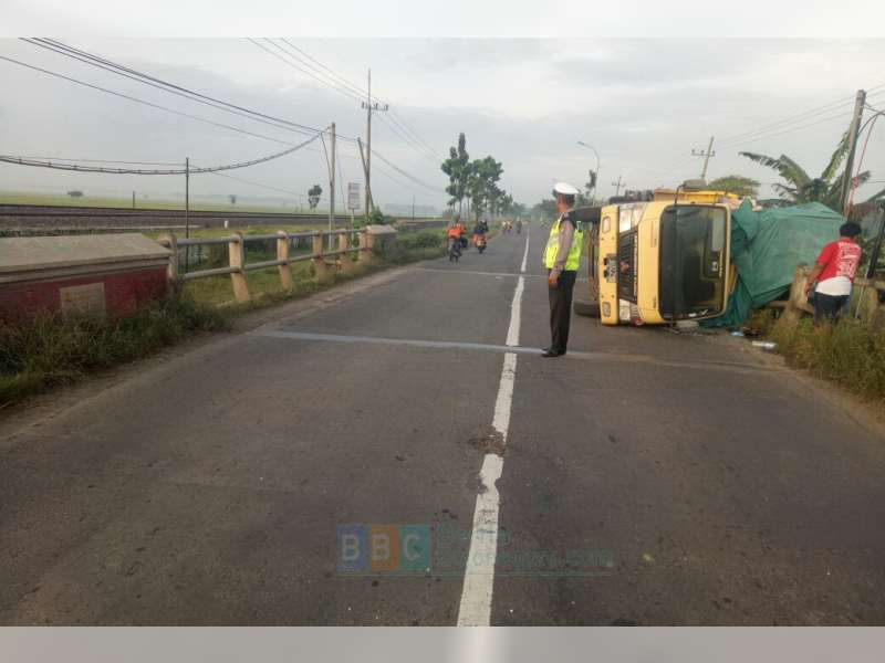 Dump Truk Muatan Tripleks, Terguling di Jalan Raya Gayam Bojonegoro