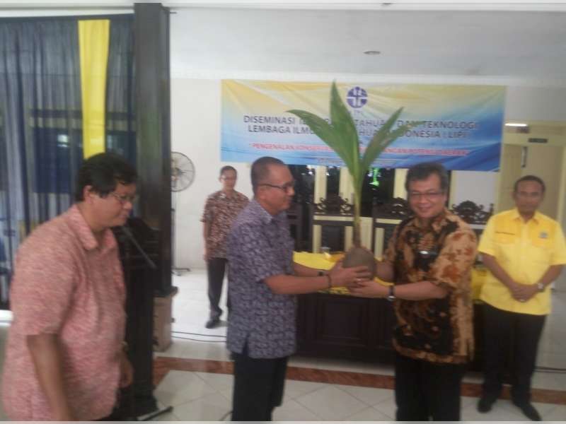 Puluhan Warga Plesungan Ikuti Workshop Penanaman Pohon Kelapa