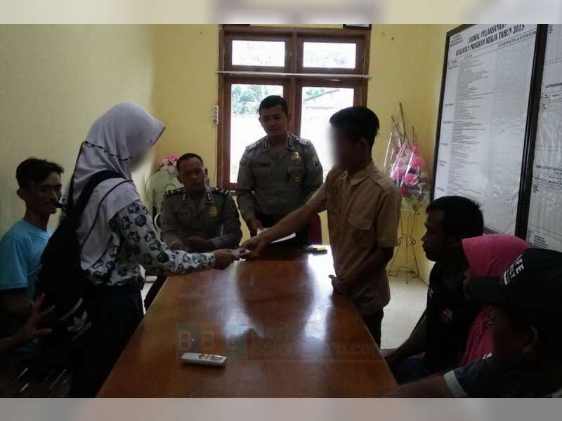 Polisi Damaikan Sepasang Kekasih Usia Remaja yang Cekcok Karena Cemburu