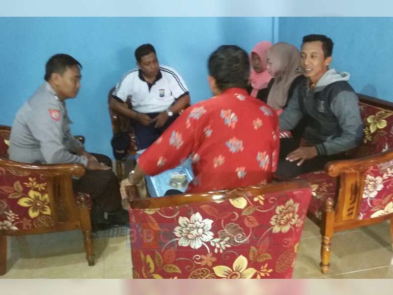 Bhabinkamtibmas Polsek Tambakrejo Mediasi Perselisihan Pemilik dan Karyawati Toko Emas Putih