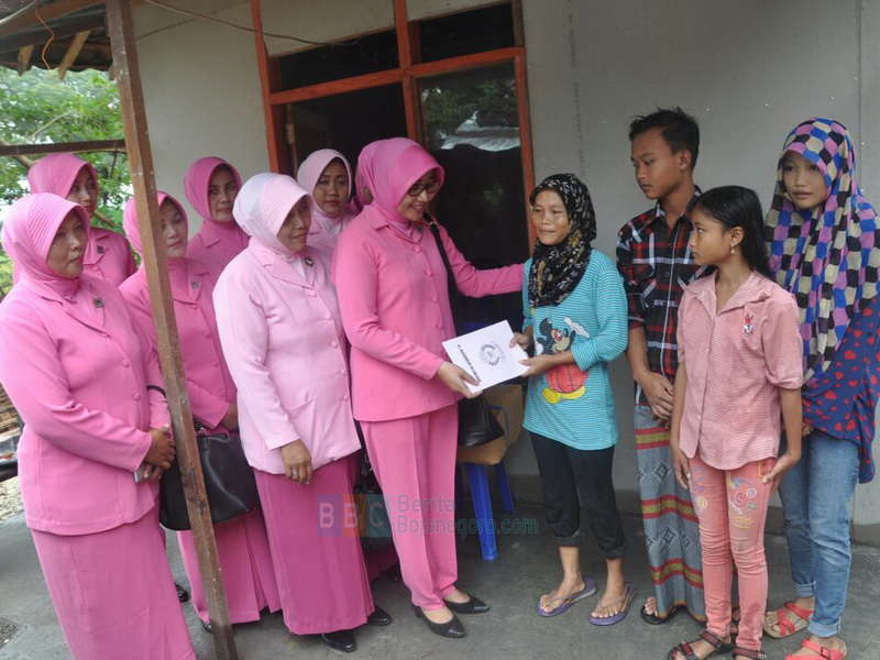 Kapolres dan Ketua Bhayangkari Kunjungi Korban Rumah Roboh