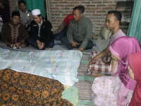 Kapolres Takziah ke Rumah Anak yang Meninggal Karena Kanker Tulang