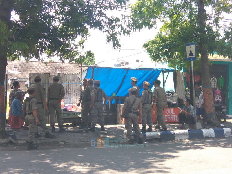 Sibuk Tertibkan PKL, Lupa Copot Banner di Pohon
