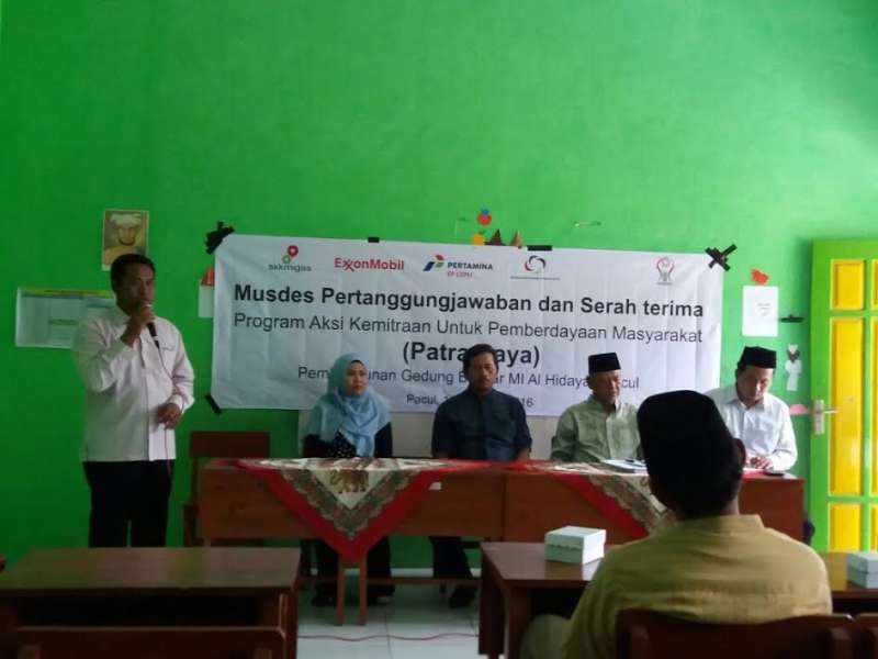 EMCL Serahterimakan Bantuan 2 Ruang Kelas di MI Al Hidayah Pacul