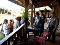 Polisi Turut Gotong Royong Salurkan Sembako dari BPBD