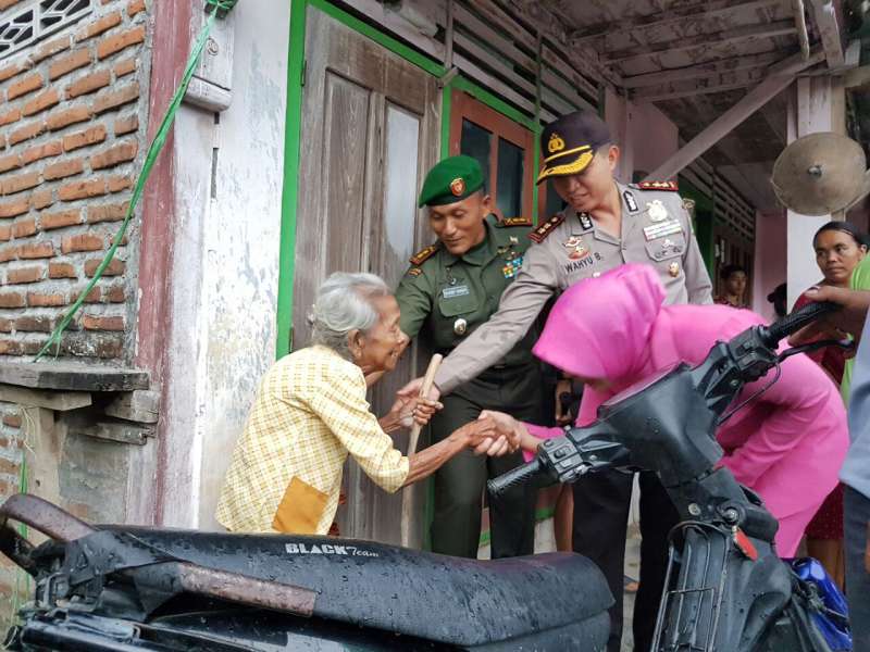 Kapolres dan Dandim Serahkan Bantuan Kapolda dan Pangdam