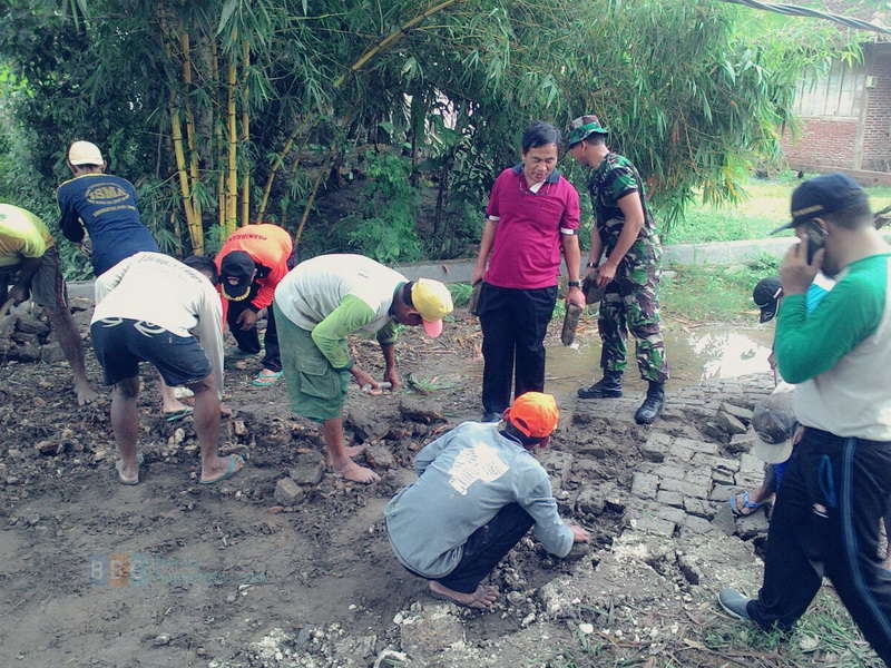 Kuswiyanto Turut Gotong-Royong Perbaiki Jalan Paving di Sumberrejo