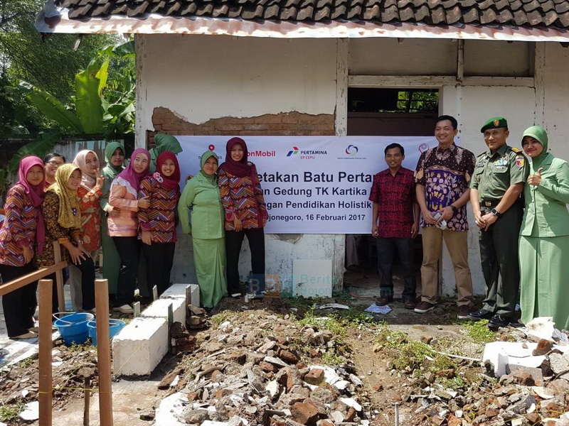 Peletakan Batu Pertama Pembangunan Gedung TK Kartika Oleh Dandim 0813 dan EMCL