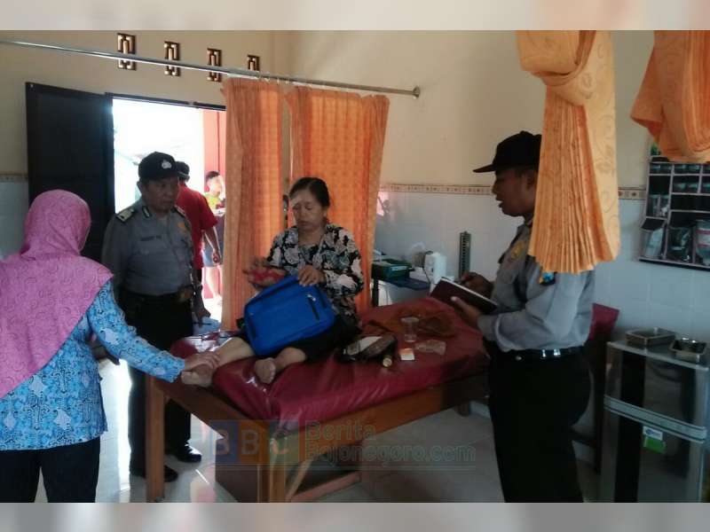 MPU Tabrak Pohon, Tiga Penumpang Luka-Luka