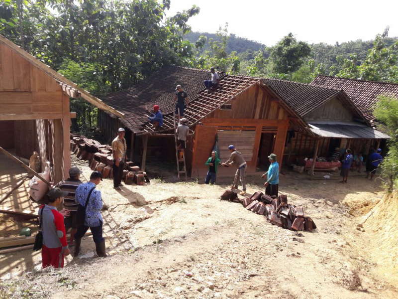 Warga Turunkan Genteng Rumah Terdampak Tanah Retak di Wonocolo