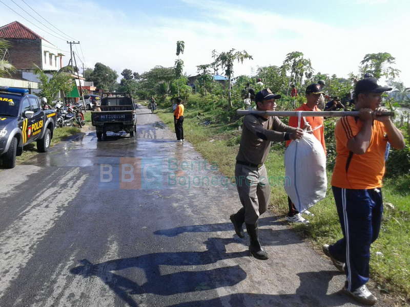 Polsek Kanor Bersama Muspika dan Warga Lakukan Penguatan Tanggul Sungai Mekuris