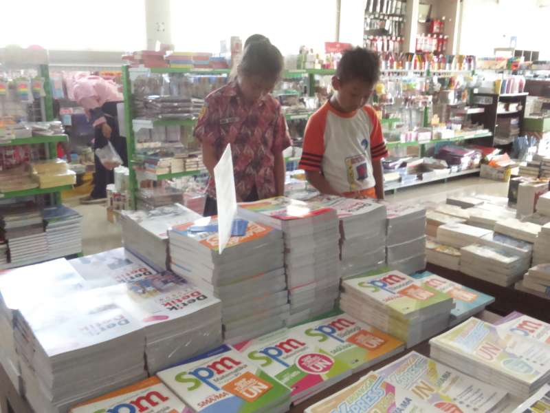 Jelang Ujian Nasional, Buku Latihan Soal Diburu Pelajar