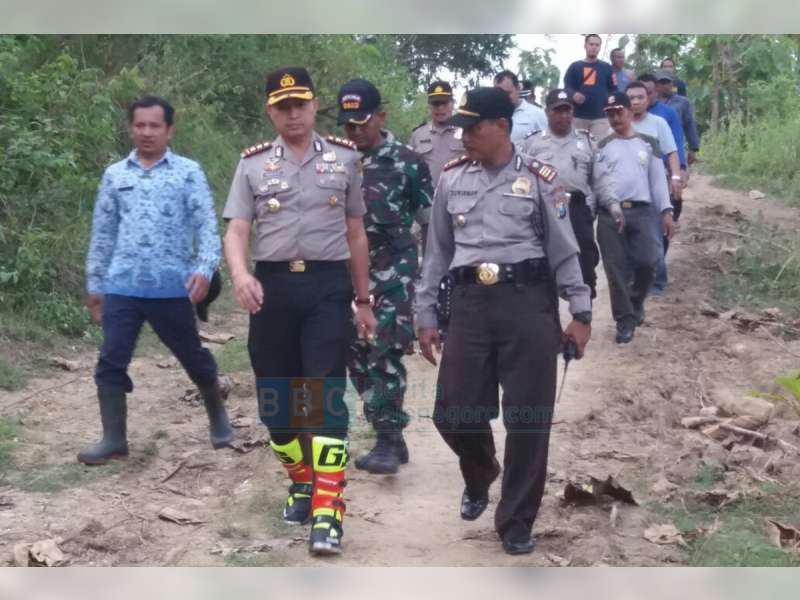 Kapolres Bojonegoro Kunjungi Warga Terdampak Bencana Tanah Amblas di Wonocolo