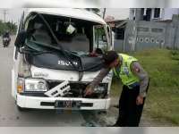 Isuzu Elf Seruduk Truk di Depan SPBU Leran Kalitidu