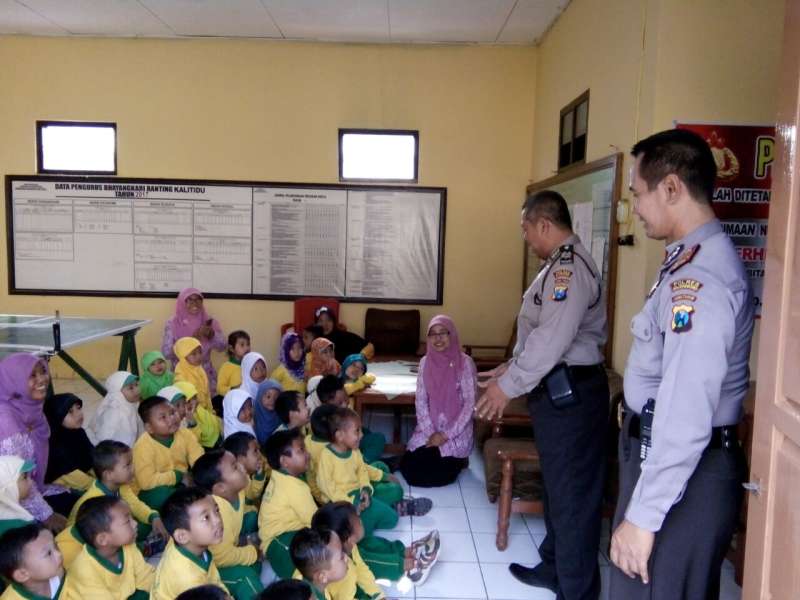 Dikunjungi TK ABA Panjunan, Polsek Kalitidu Kenalkan Profesi Polisi