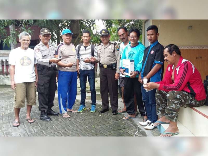 Seorang Polisi Pelopori Warga Lingkungannya Pasang CCTV Keamanan