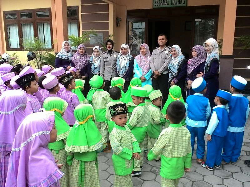 Pagi Tadi Puluhan Balita Penuhi Halaman Mapolsek Baureno