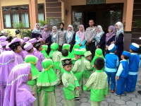 Pagi Tadi Puluhan Balita Penuhi Halaman Mapolsek Baureno