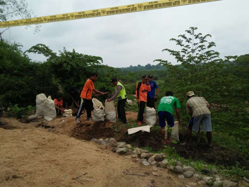 Polisi Bantu Warga Ngambon Keja Bhakti Timbun Tanah Retak