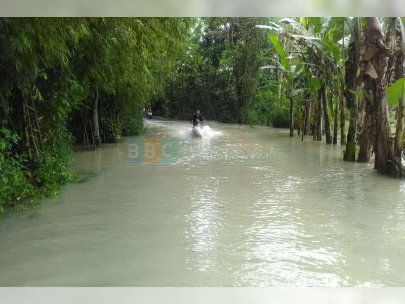 Banjir Luapan Kali Pacal, Genangi Jalan Poros Desa di Balen