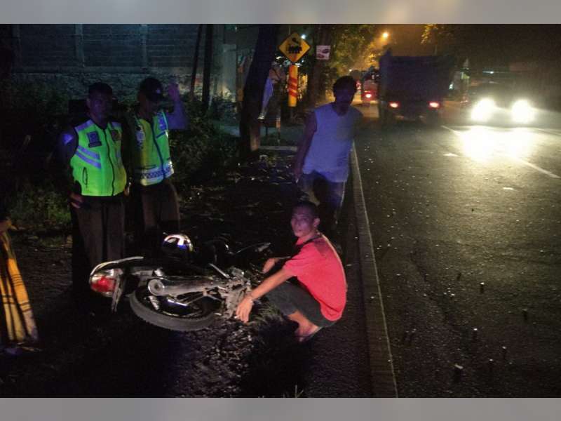 Tabrakan, Pengendara Sepeda Motor Patah Tulang
