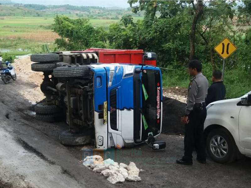 Truk Bermuatan Pasir Terguling di Temayang