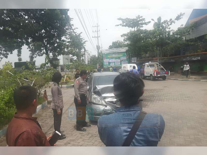 Tiga Kendaraan R4 Terlibat Kecelakaan Beruntun di Depan SMT Kapas