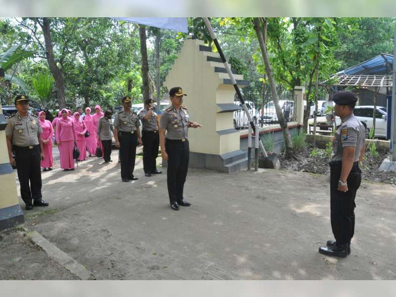 Dianggap Berprestasi, Dua Anggota Polsek Malo Terima Penghargaan dari Kapolres