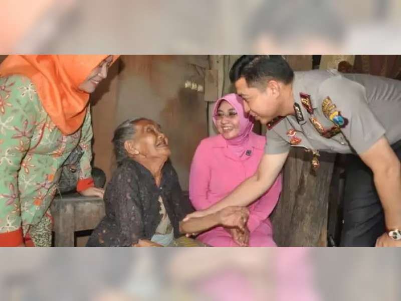 Kunker ke Polsek Jajaran, Kapolres Bojonegoro Beri Santunan pada Seorang Nenek