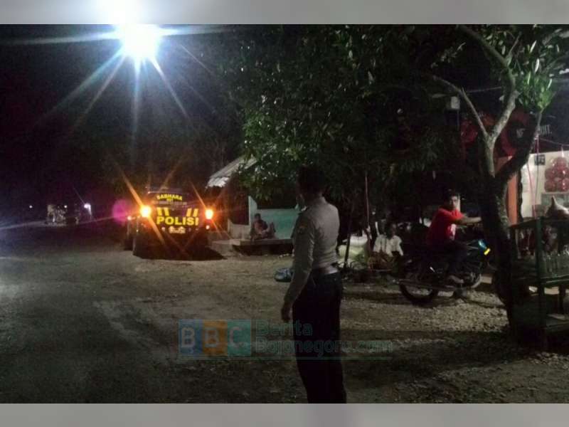 Hindari Lubang Jalan, Dua Pengendara Motor di Sukosewu Bersenggolan
