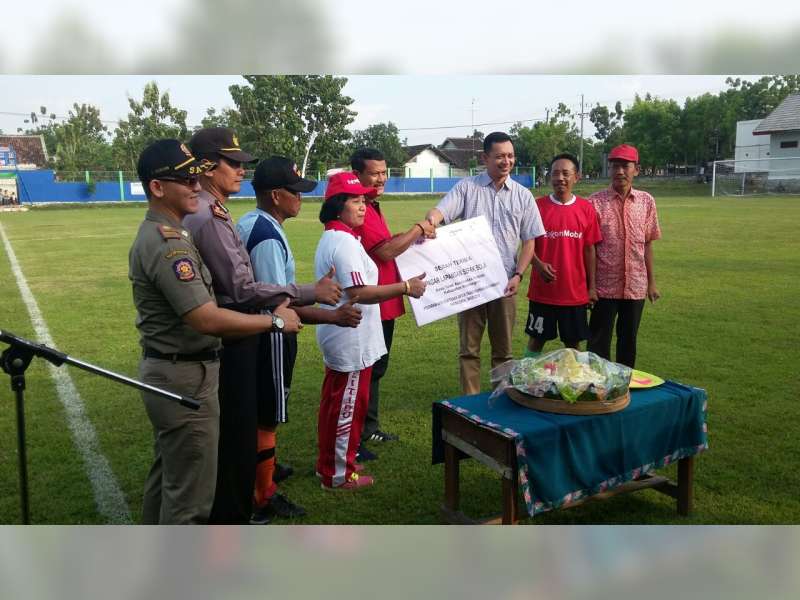 EMCL Serahkan Bantuan Pagar Lapangan Malowopati Desa Talok