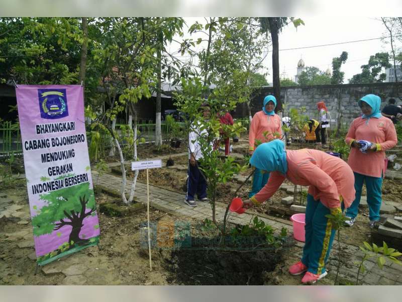 Bhayangkari  Cabang Bojonegoro, Buat Aksi Tanam Tanaman Obat