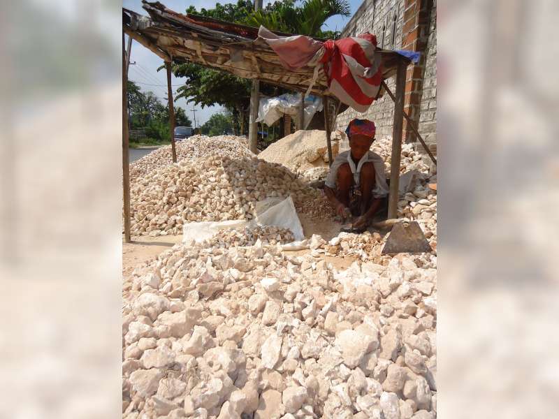 Perempuan-Perempuan Pemecah Batu Kapur