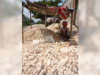 Perempuan-Perempuan Pemecah Batu Kapur