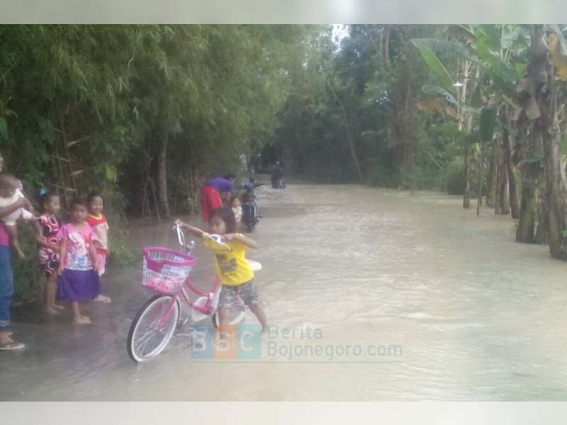 Kali Pacal Meluap, Genangi Jalan Poros Desa di Kecamatan Balen
