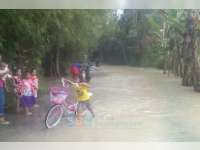 Kali Pacal Meluap, Genangi Jalan Poros Desa di Kecamatan Balen