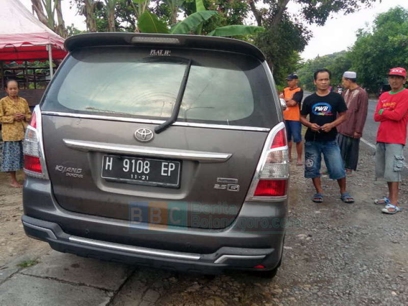 Innova Hantam Grand Max di Margomulyo, 2 Orang Terluka