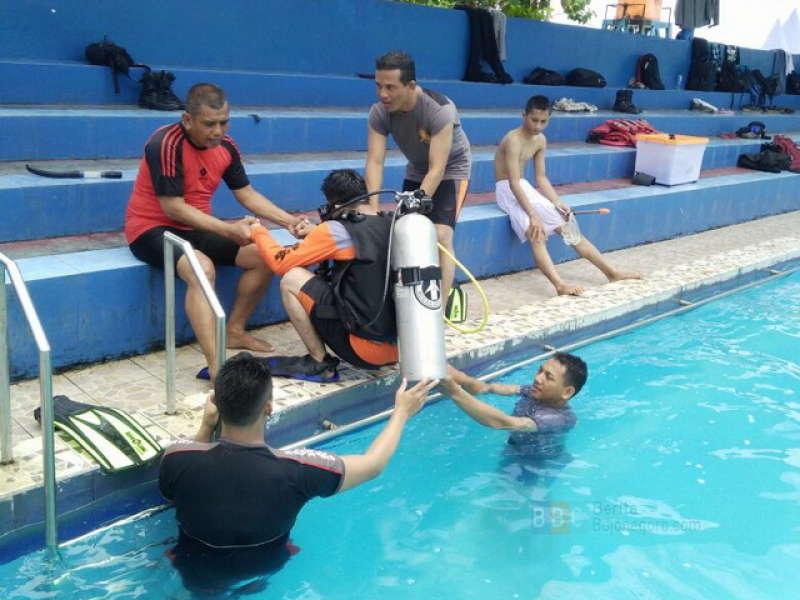 Anggota Sabhara Polres Bojonegoro Berlatih SAR di Air