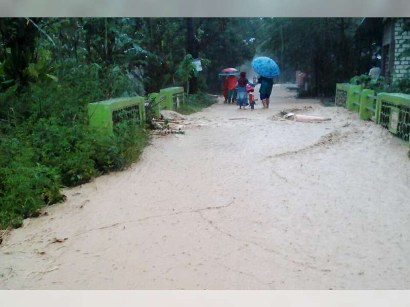 Luapan Sungai Jetis di Malo, Genangi Jalan Poros dan 8 Rumah Warga