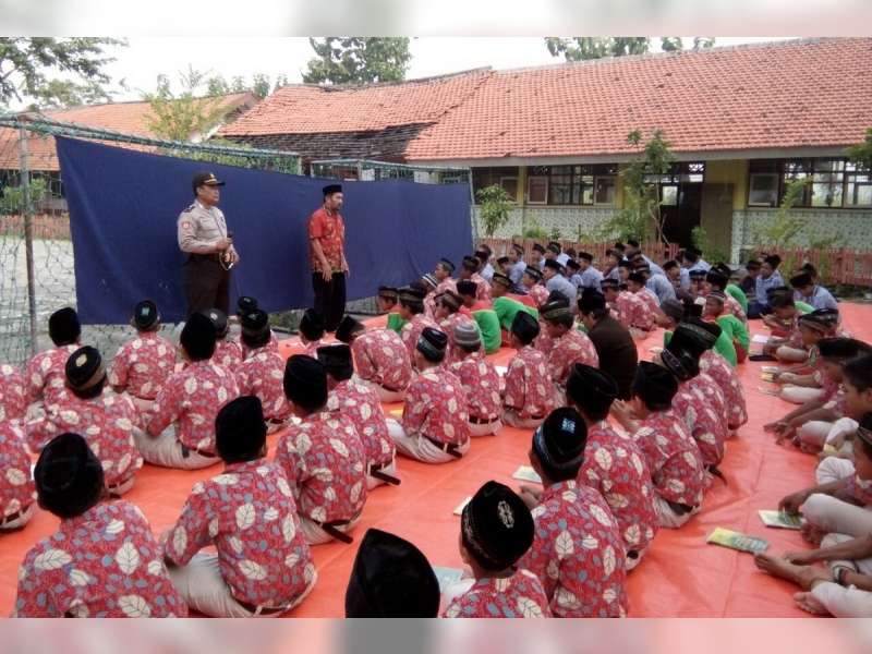 Polsek Sugihwaras Lakukan Pembinaan dan Penyuluhan Hukum ke Sekolah
