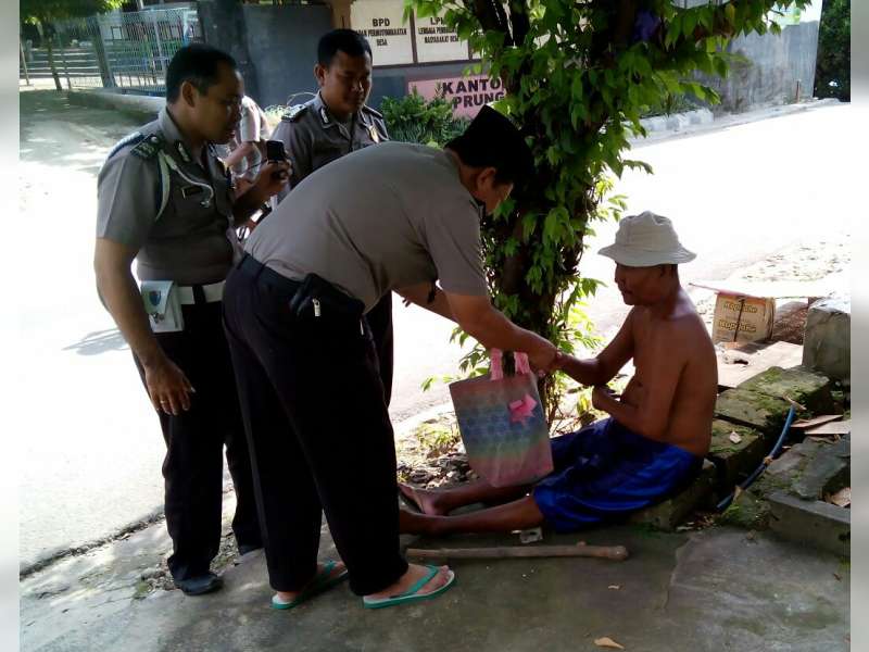 Peduli Sesama, Polsek Semanding Rutin Sambangi Warga Sakit Setiap Jumat