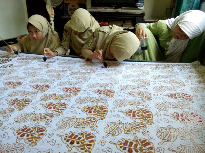 Klub Jurnalis Ahmad Dahlan Kunjungi Perajin Batik Jonegoroan