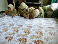 Klub Jurnalis Ahmad Dahlan Kunjungi Perajin Batik Jonegoroan