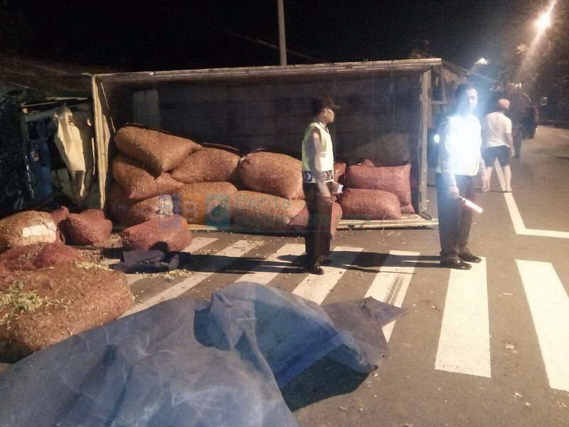 Truk Muatan Lombok Serempet Motor dan Terguling di Kalitidu