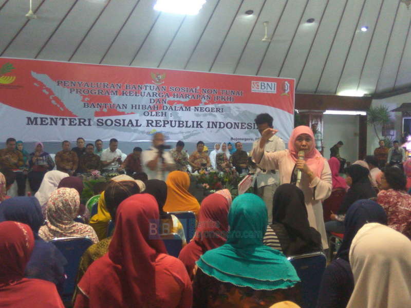 Menteri Khofifah Serahkan Bantuan Sosial Non Tunai di Bojonegoro
