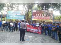 Sat Lantas Polres Bojonegoro Bagikan Nasi Bungkus Bersama FKOB