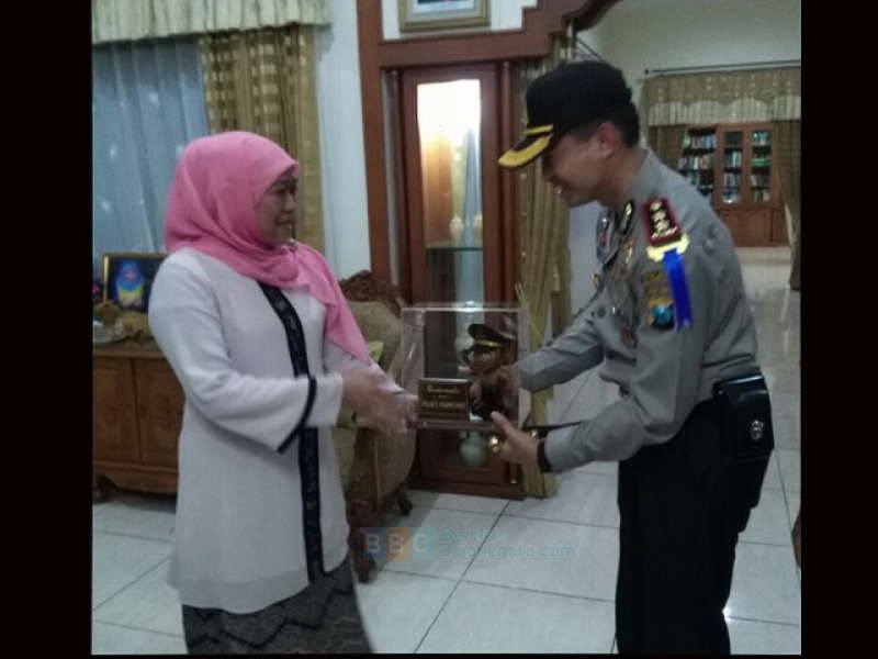 Kunjungan Kerja di Bojonegoro, Mensos Dihadiahi Cinderamata Si Polin Oleh Kapolres
