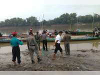 Tanggul di Kecamatan Kanor Longsor, Aparat Tertibkan Penambang Pasir Manual