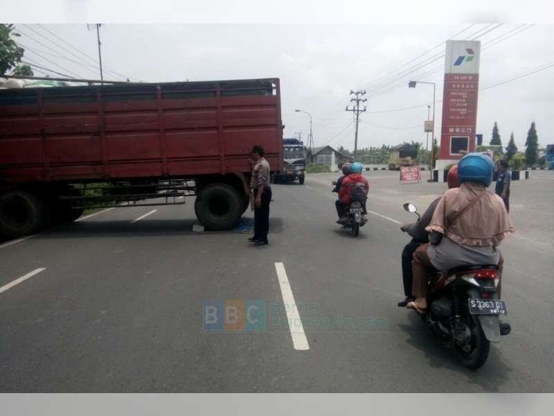 Ditinggal Istirahat, Truk Tronton Nyelonong ke Jalan