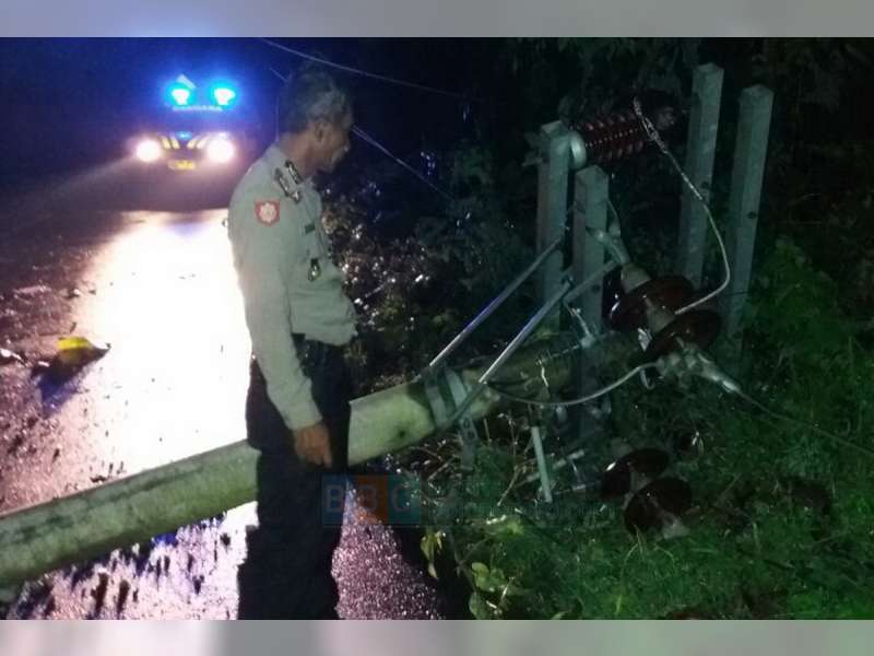 Angin Kencang Robohkan Tiang Listrik di Jalur Gondang - Nganjuk